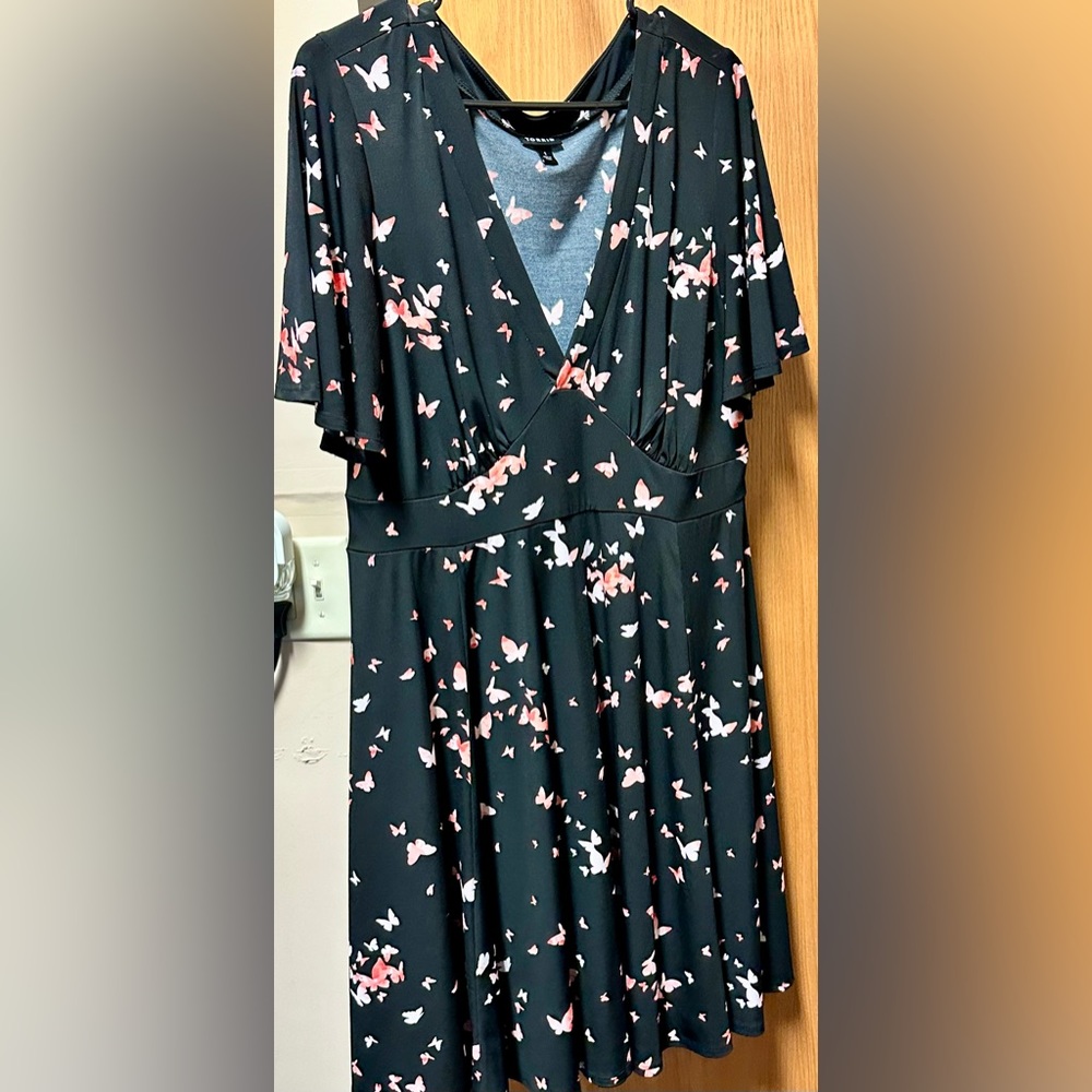 Torrid Sz 1. Black & Pink V Neck Flutter Sleeve Midi Dress. Gently Used.